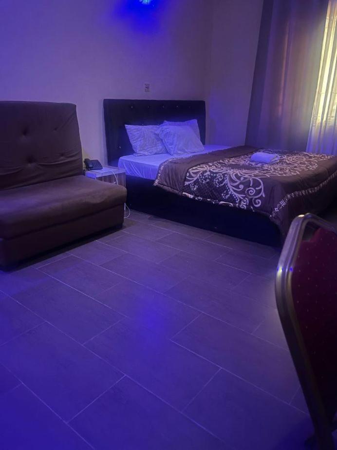 Hotel Adonai Ltd Benin City Buitenkant foto